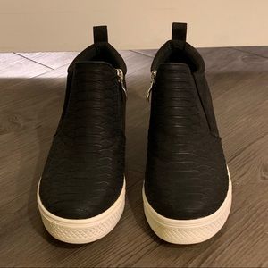 Black wedge sneakers